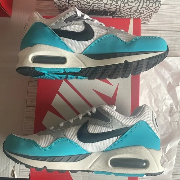 Women’s Nike - Picture 6 of 9